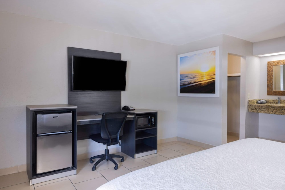 Travelodge by Wyndham Venice 38/46
