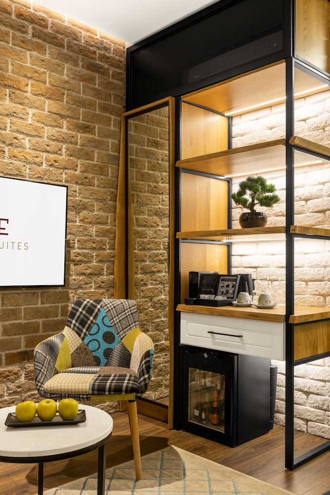 One Luxury Suites 54/72