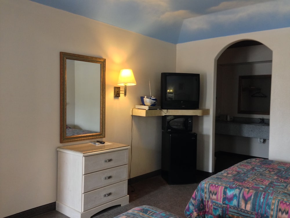 Camelot Inn &amp; Suites Highway 290/NW Freeway 33/36