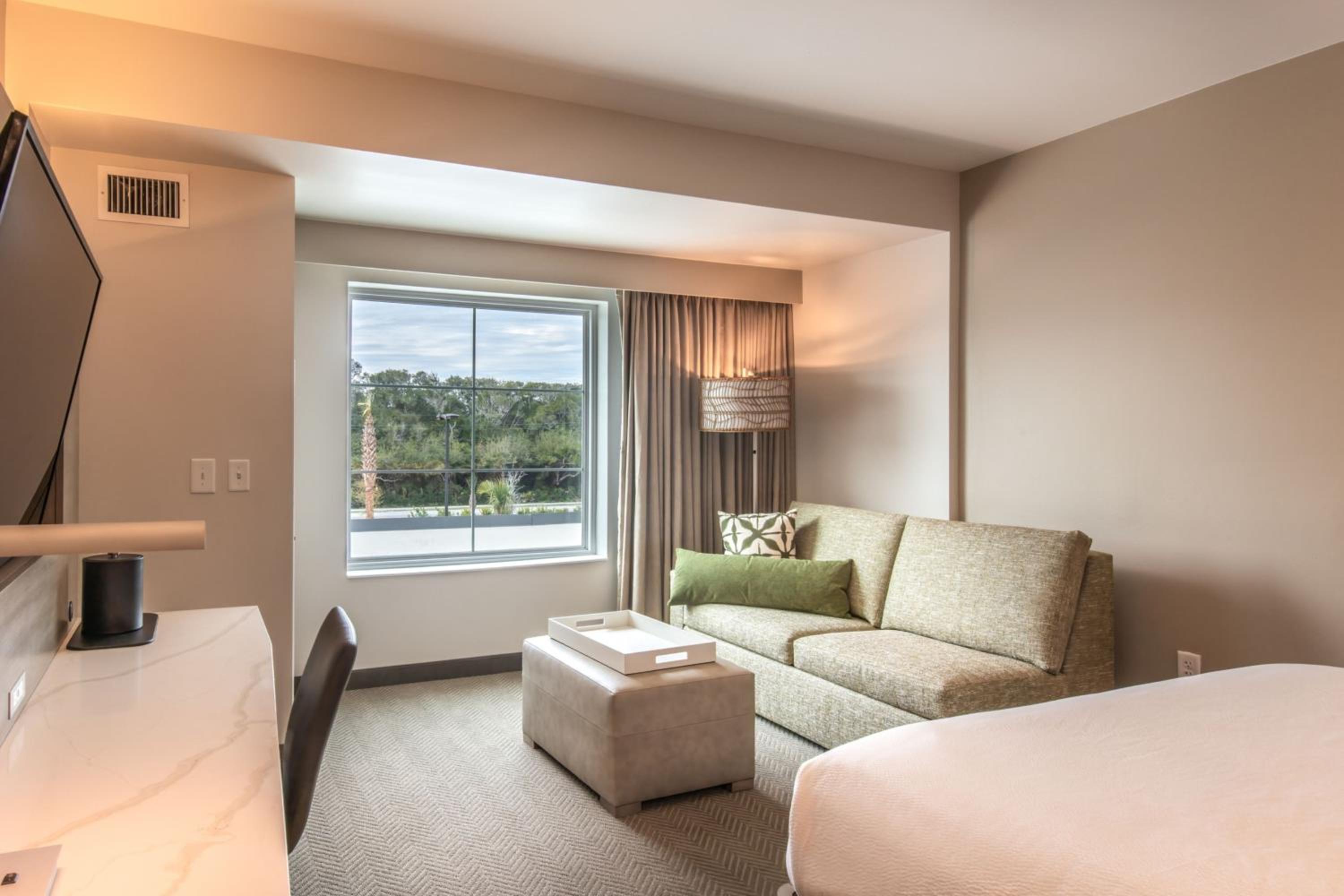 Room, King Bed, Island View