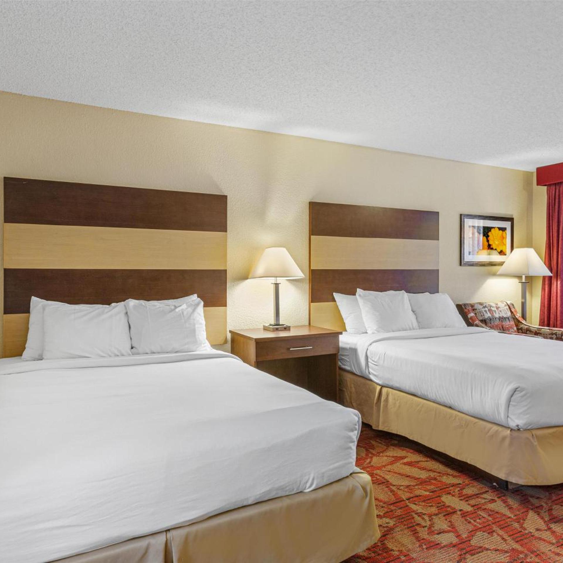 Room, Queen Bed, Court View