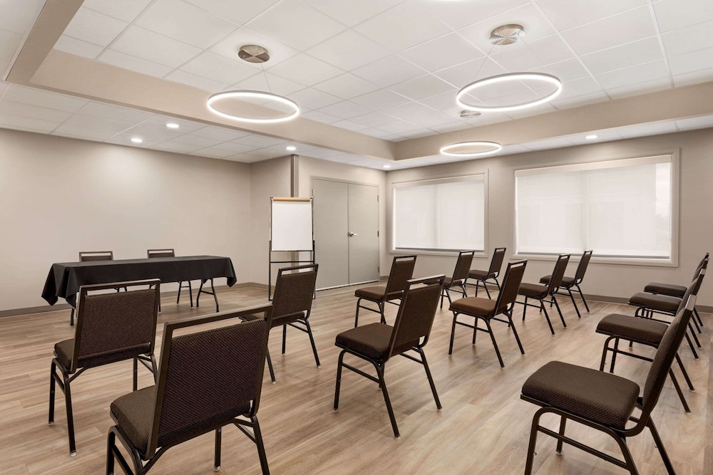 Microtel Inn Suites by Wyndham Lac-Megantic 25/33