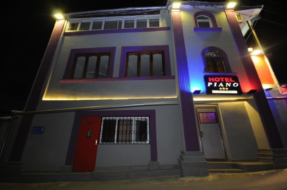Piano Hotel 1/51