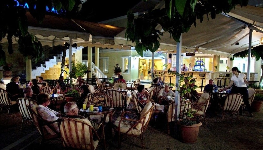 Jo-An Beach Hotel 82/93