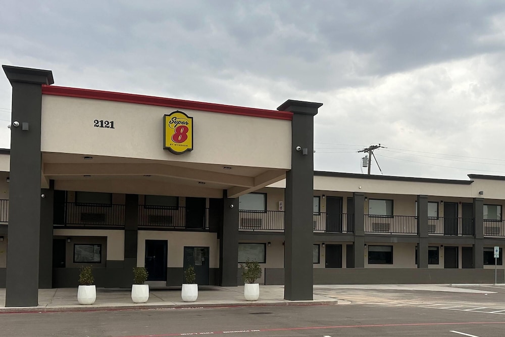 Super 8 by Wyndham Lubbock Airport 3/54