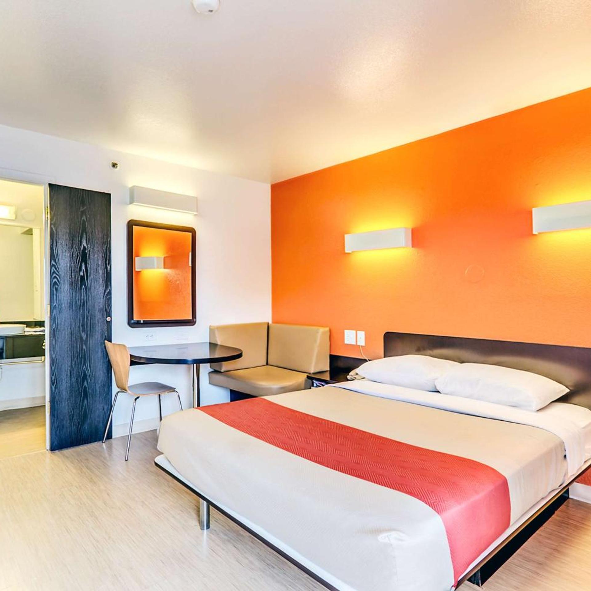 ROOM, QUEEN BED, ACCESSIBLE