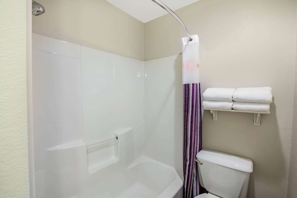 La Quinta Inn & Suites by Wyndham Houston Baytown East 16/47