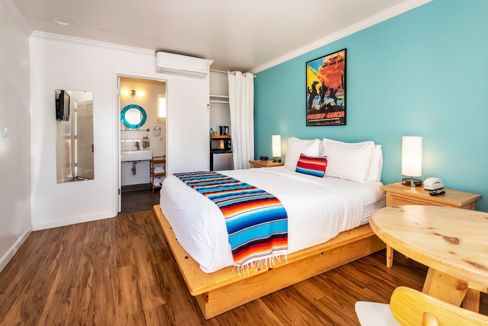 DELUXE, QUEEN BED