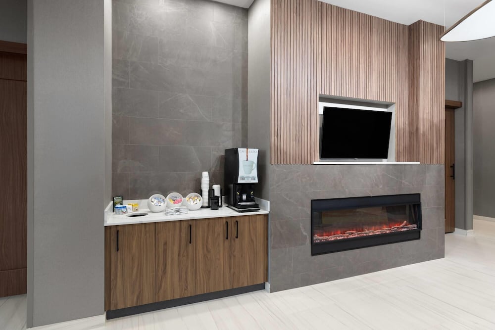 La Quinta Inn & Suites by Wyndham Athens 8/49