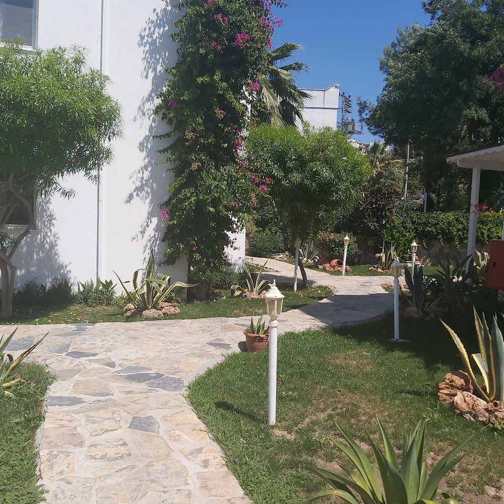 Canna Garden Hotel 40/47