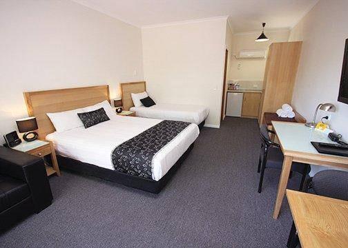 Room, 1 Queen and 1 Single Bed