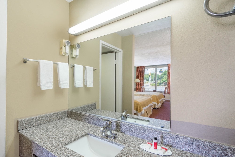 Days Inn By Wyndham Hurricane Mills 17/23
