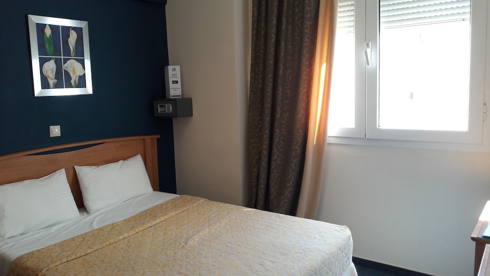 LUCY HOTEL 10/40