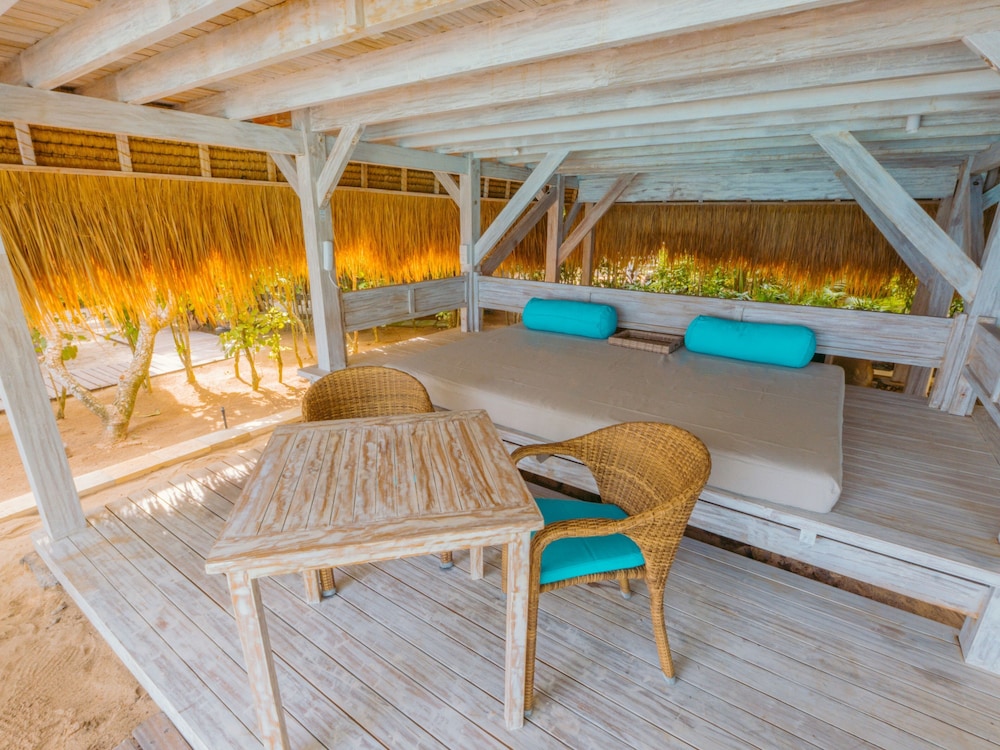 Hai Tide Beach Resort 44/74