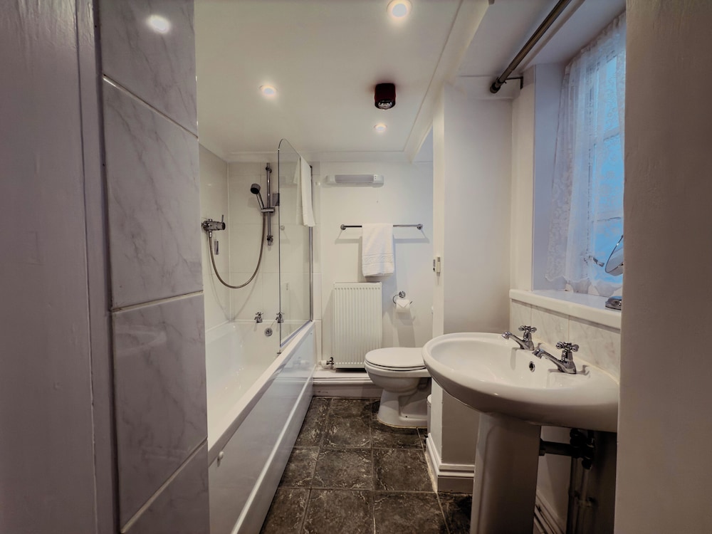 Newport Quay Bed And Breakfast 40/45
