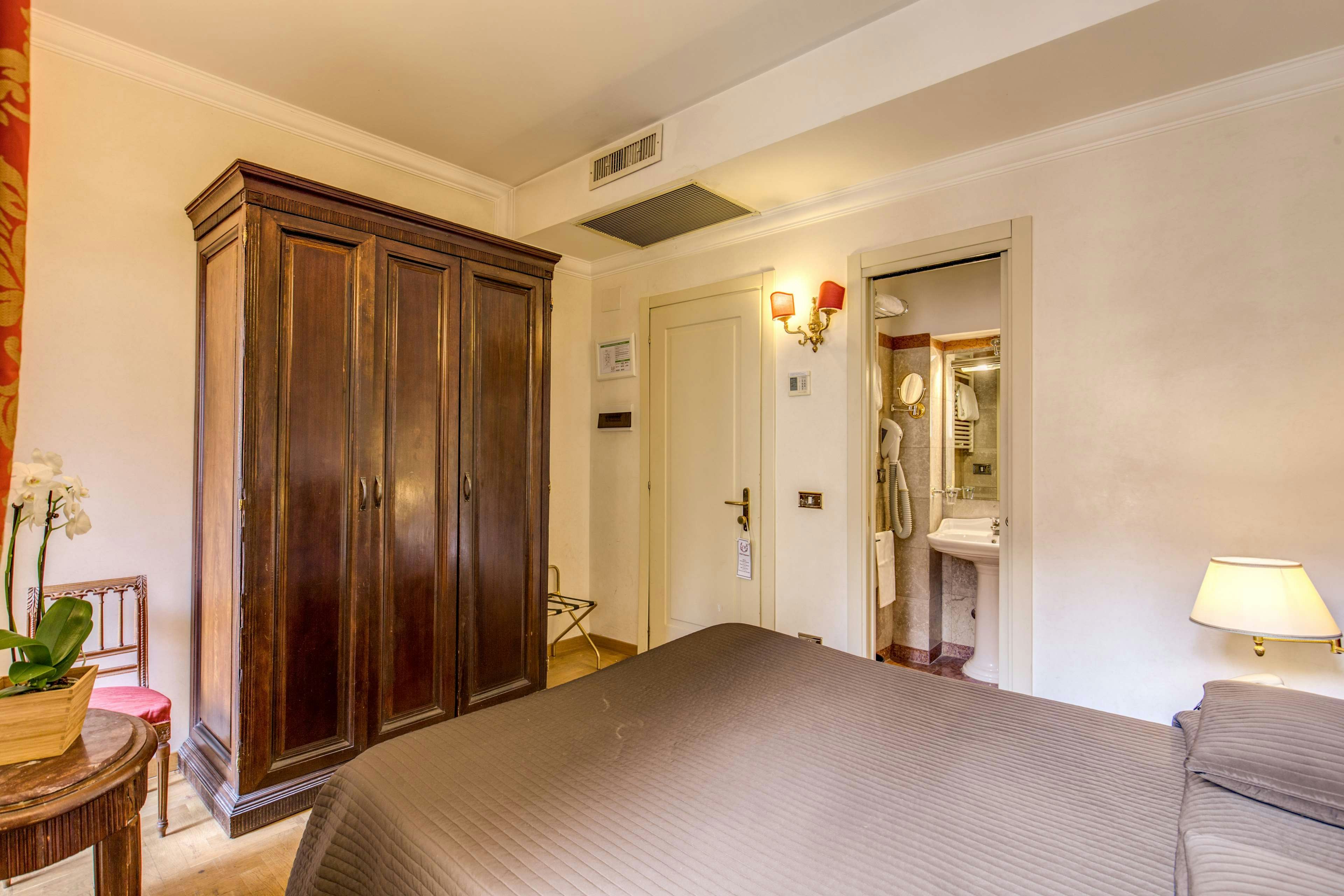 Hotel Cinquantatre 12/29