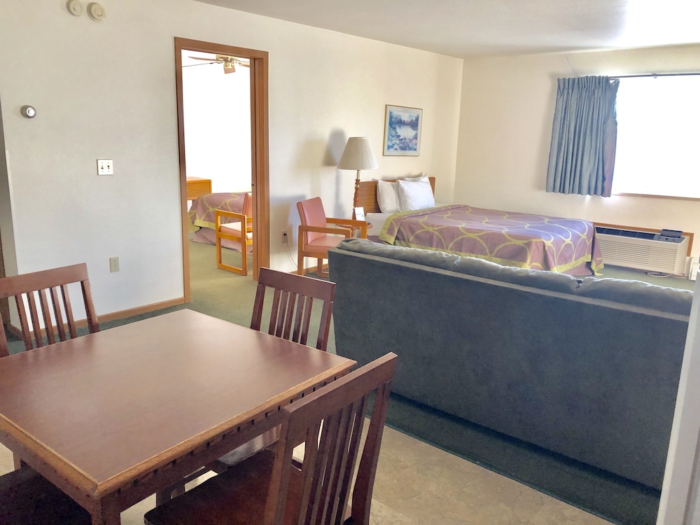 Super 8 By Wyndham Escanaba 3/39