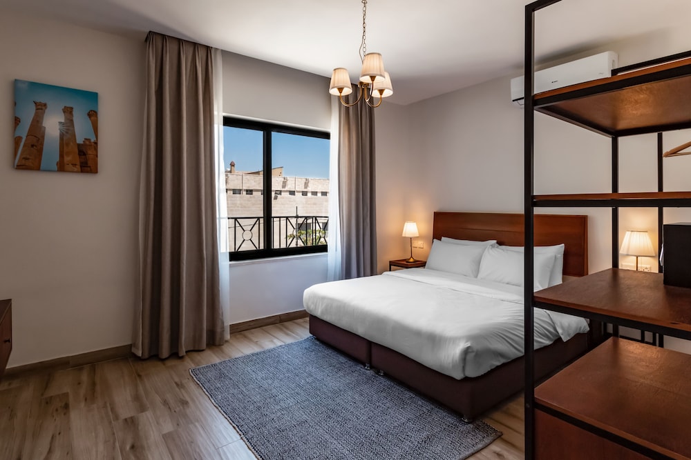 DELUXE, SUITE, CITY VIEW