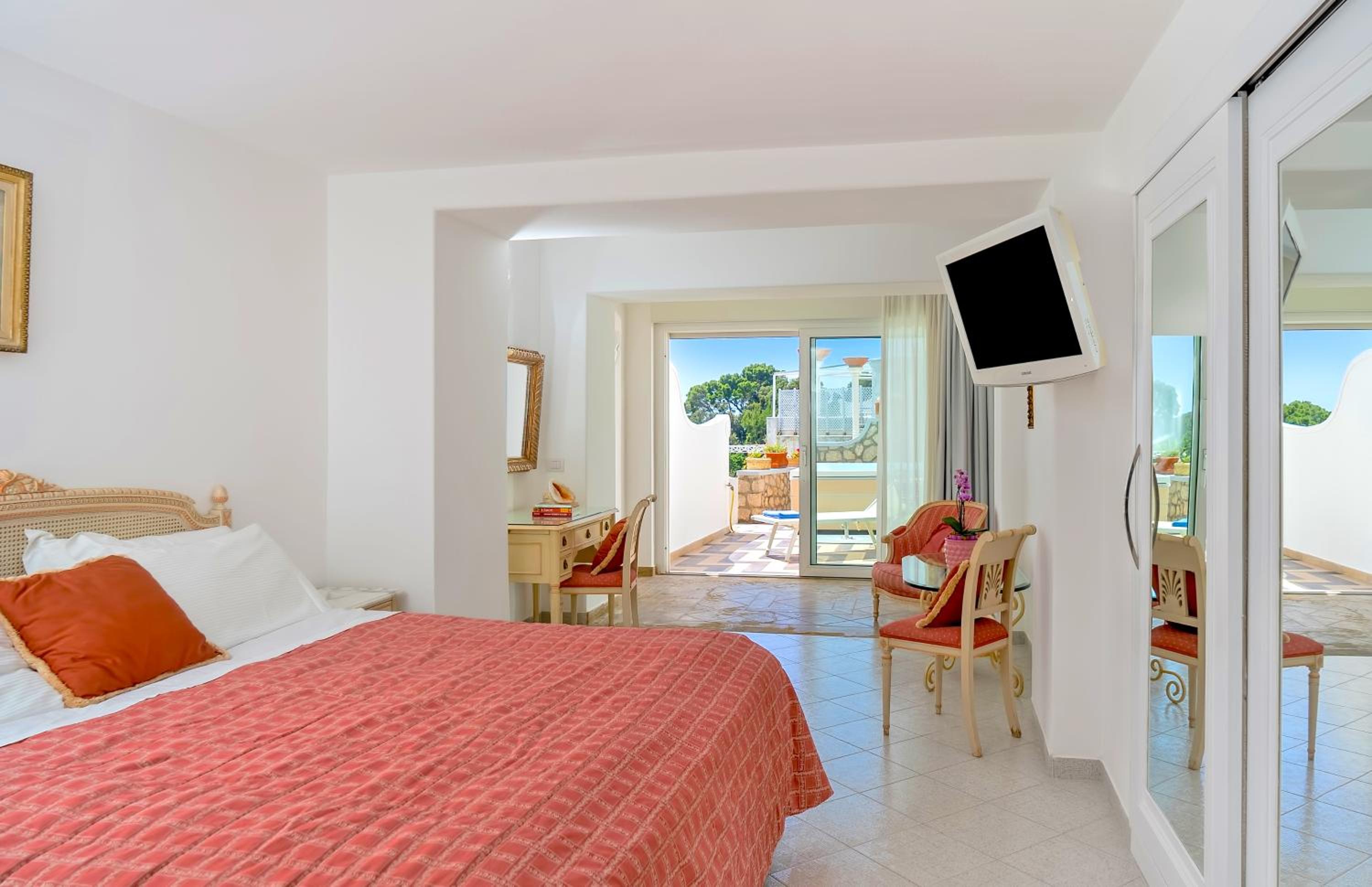 Deluxe, Double Bed, Partial Sea View, Outdoor Jetted Tub, Terrace