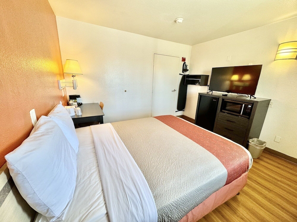 Studio6 Suites Bellflower, CA - Los Angeles 20/40