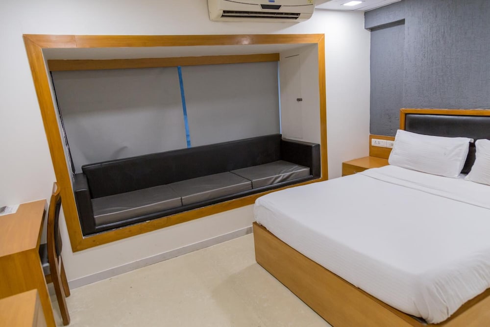 STANDARD, QUEEN BED, CITY VIEW