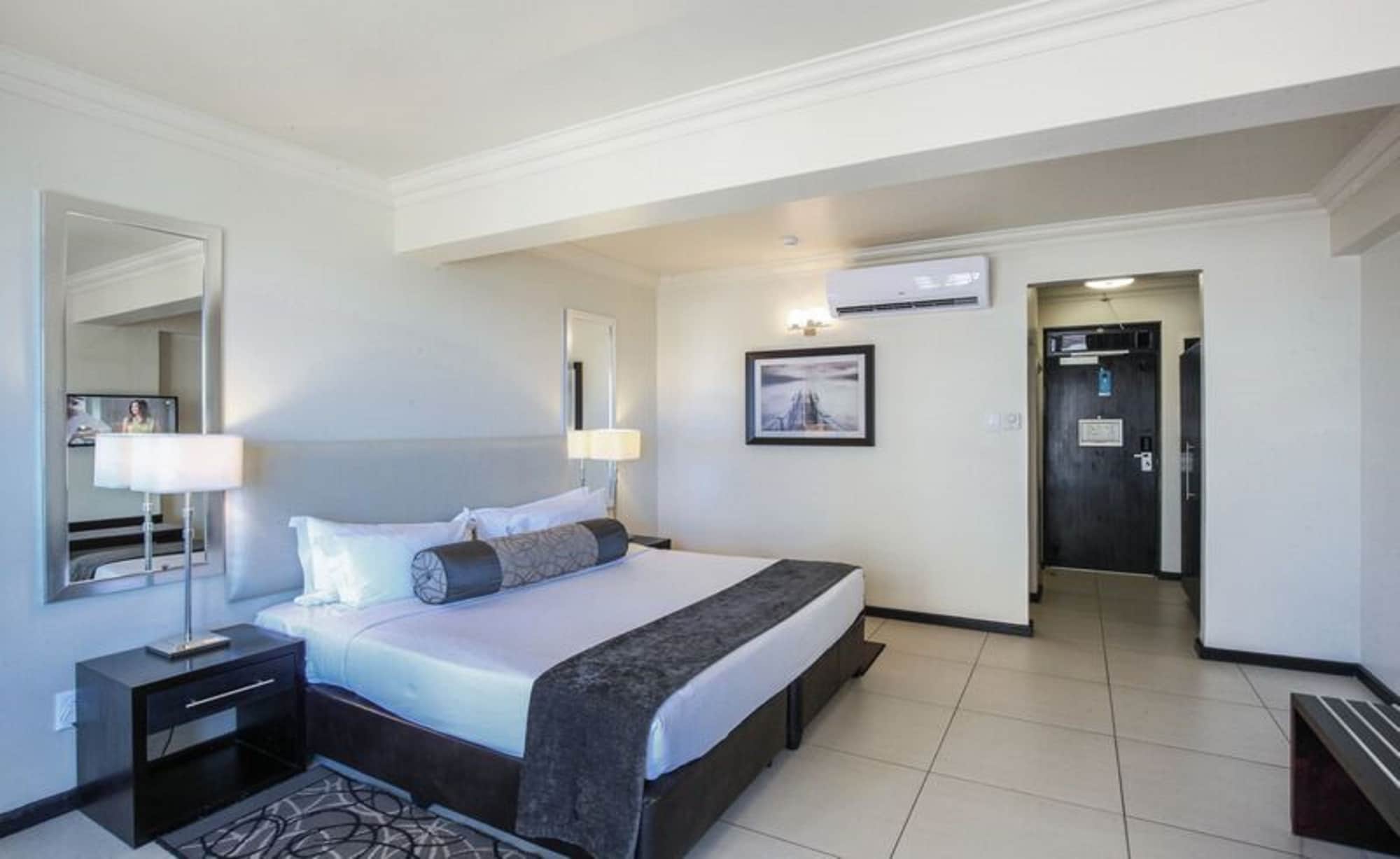 DELUXE, KING BED, SOUTH FACING VIEW