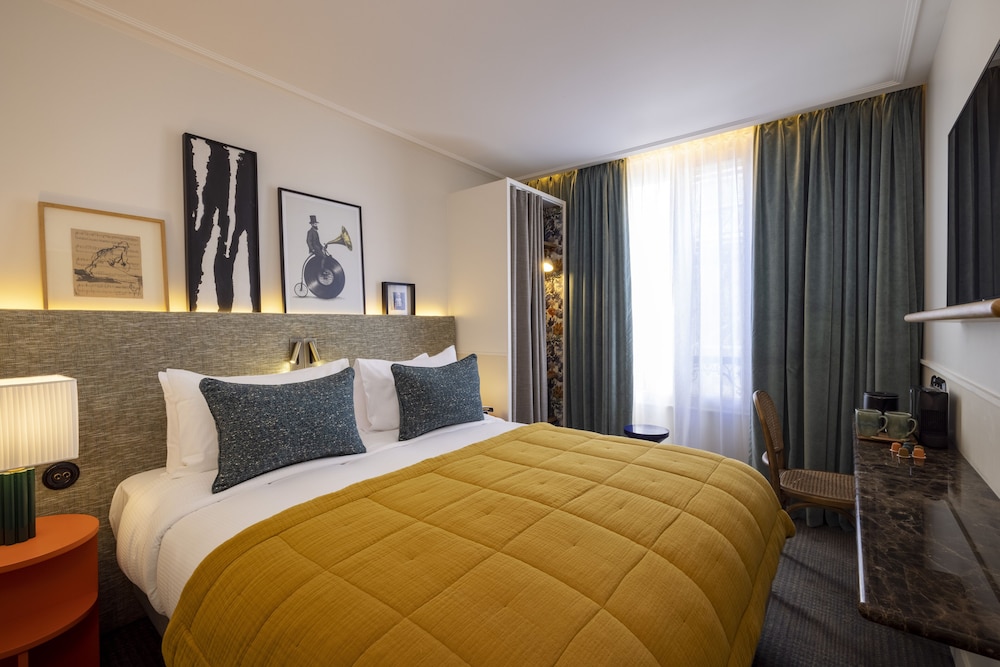ROOM, QUEEN BED