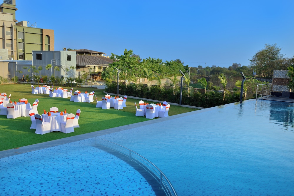 Urbane By Treat, Daman 16/18