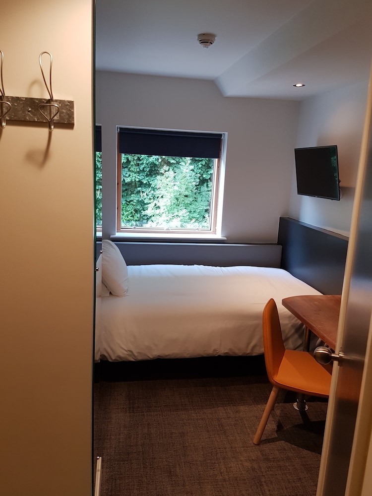Jonas Hotel 8/44