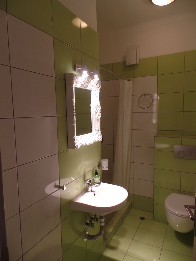 Ouzas Hotel 34/38