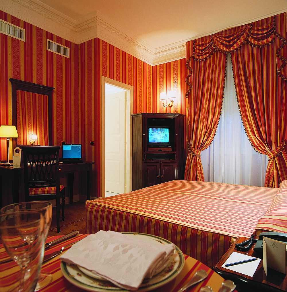 BAILEYS HOTEL 20/38