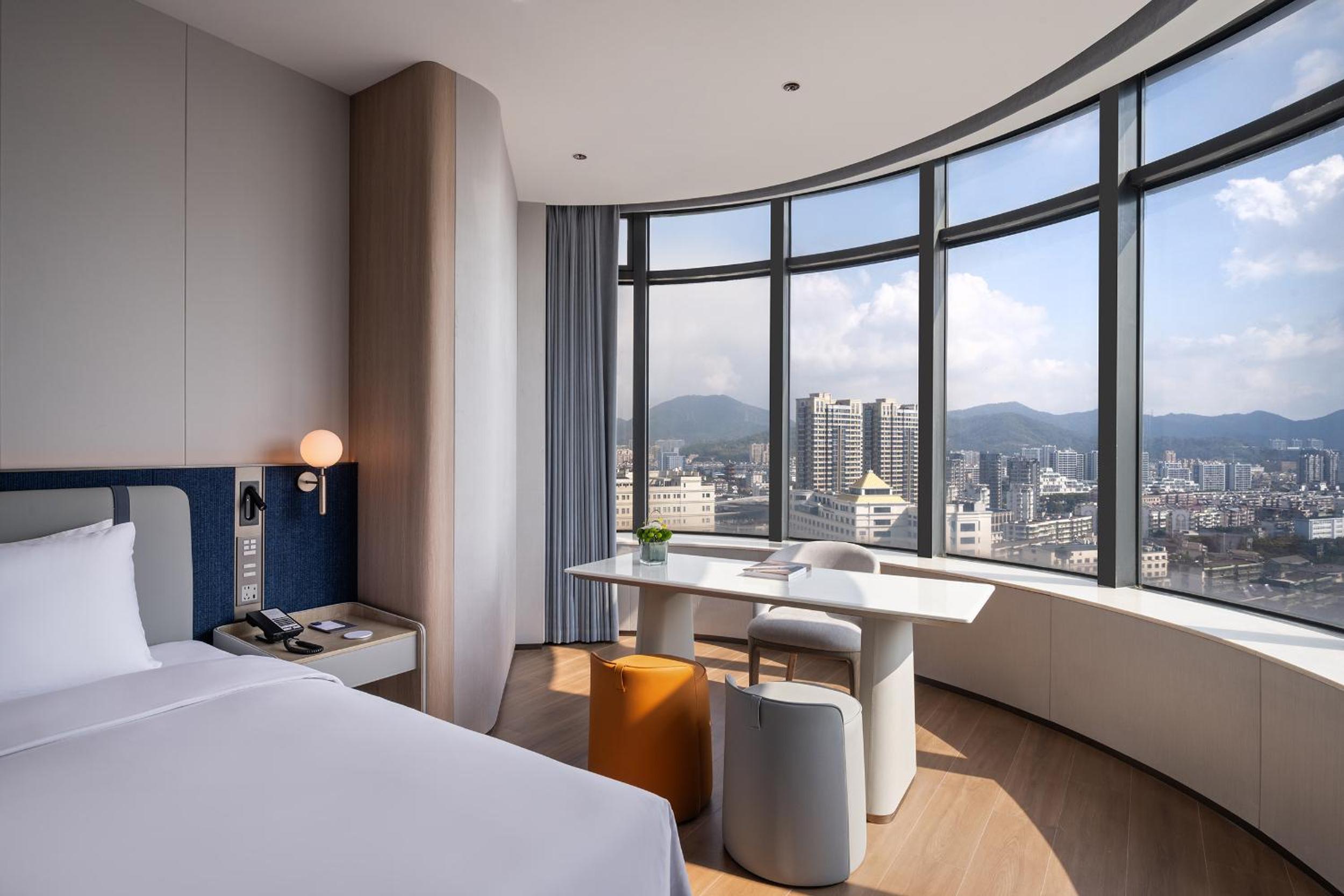 Deluxe, King Bed, City Side 5/7