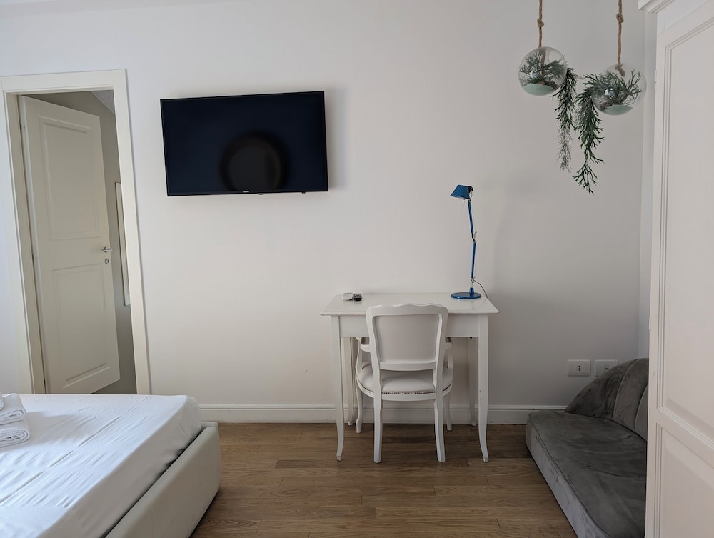 Cosmopolitan Central Rooms 19/36
