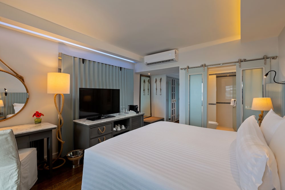 ROOM, BEACH FRONT