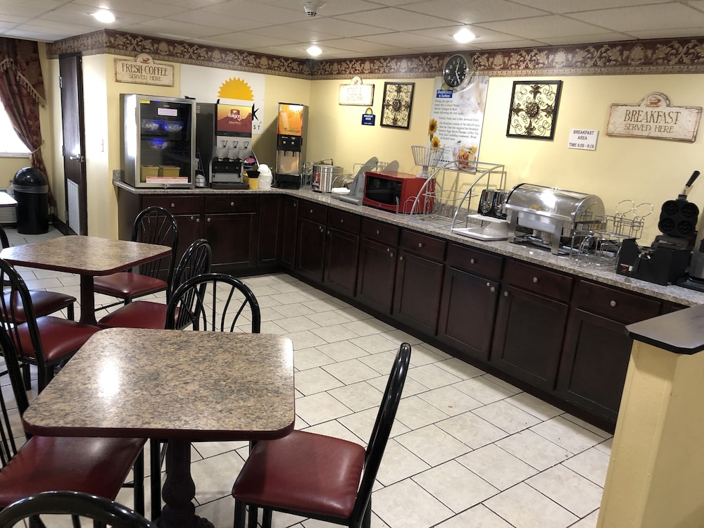 Days Inn & Suites by Wyndham Youngstown / Girard Ohio 34/39