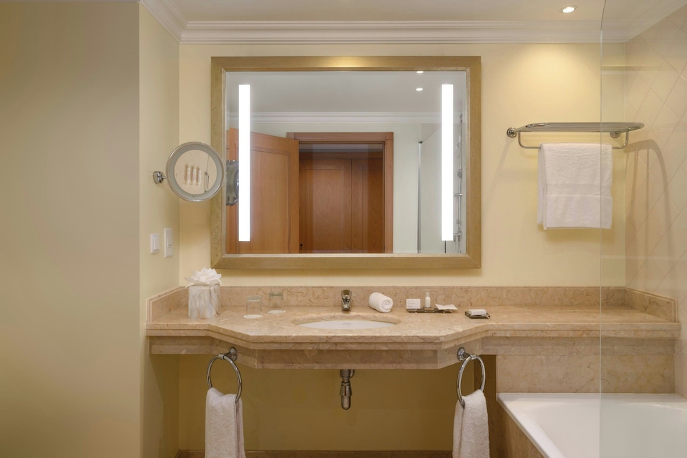 غرفة قياسية بسريرين مزدوجين بإطلالة جزئية على البحر، Praia D el Rey Marriott Golf Beach Resort 9/9
