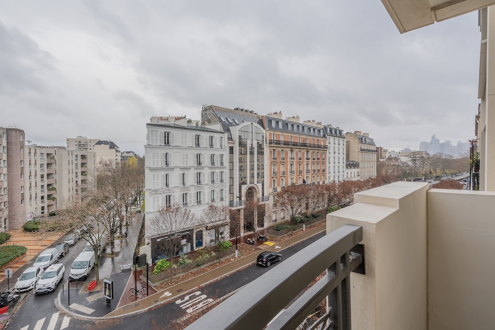Yuna Porte Maillot - ApartHotel 45/50