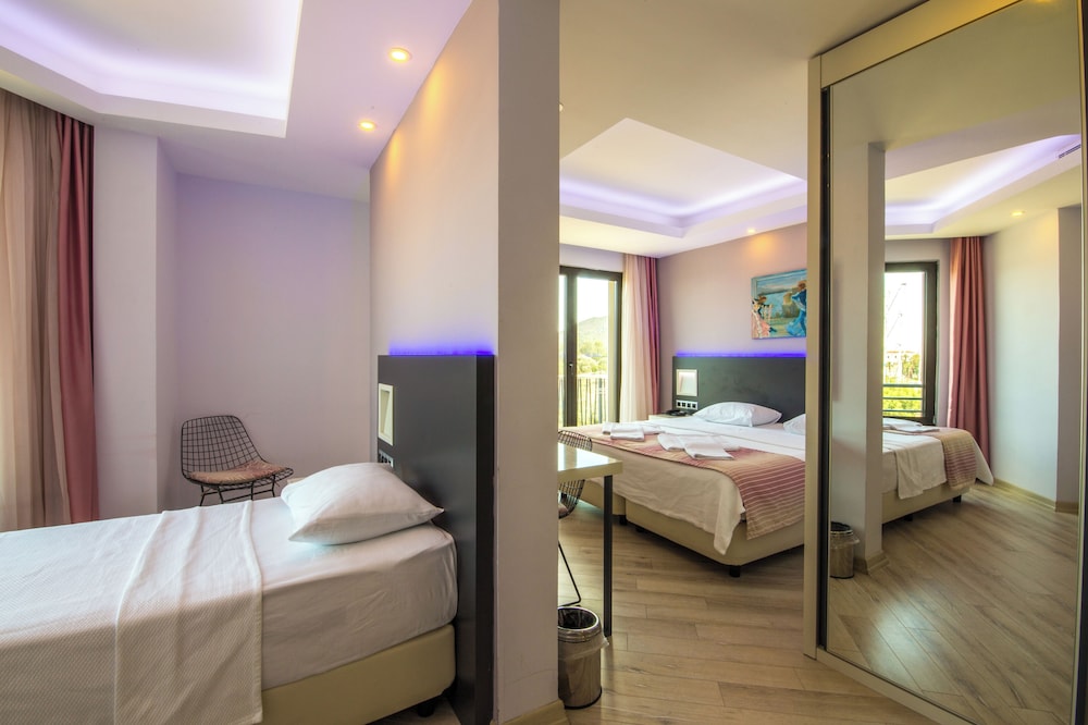 غرفة ثلاثية بسرير كوين وسرير فردي بإطلالة على البحر، Datca Sapphire Hotel 3/6