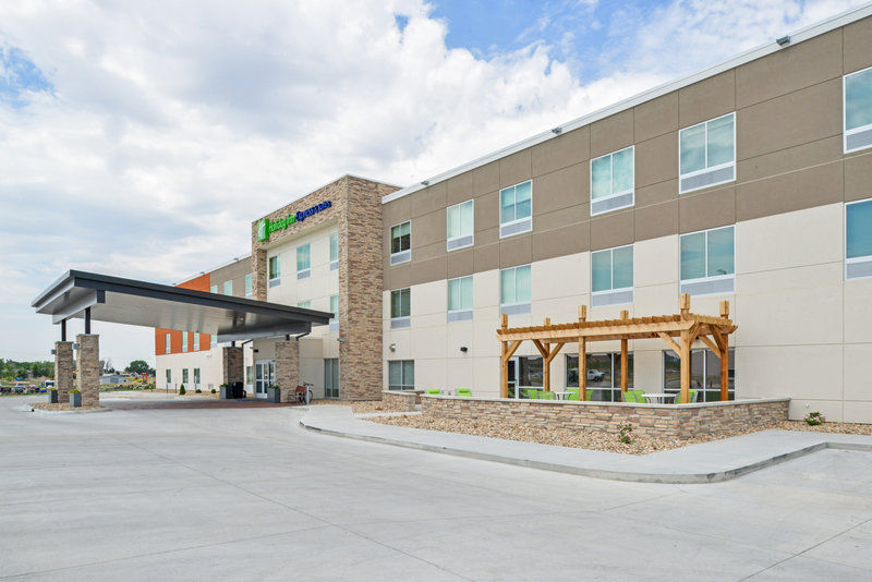 Holiday Inn Express Suites Chadron 66/76