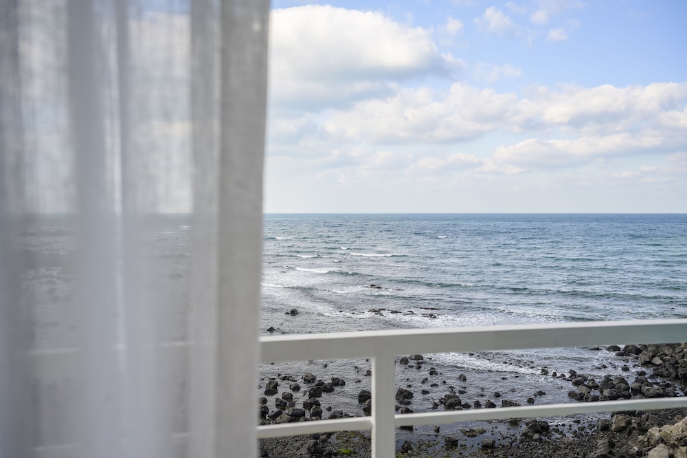 On The Sea Pension 75/80
