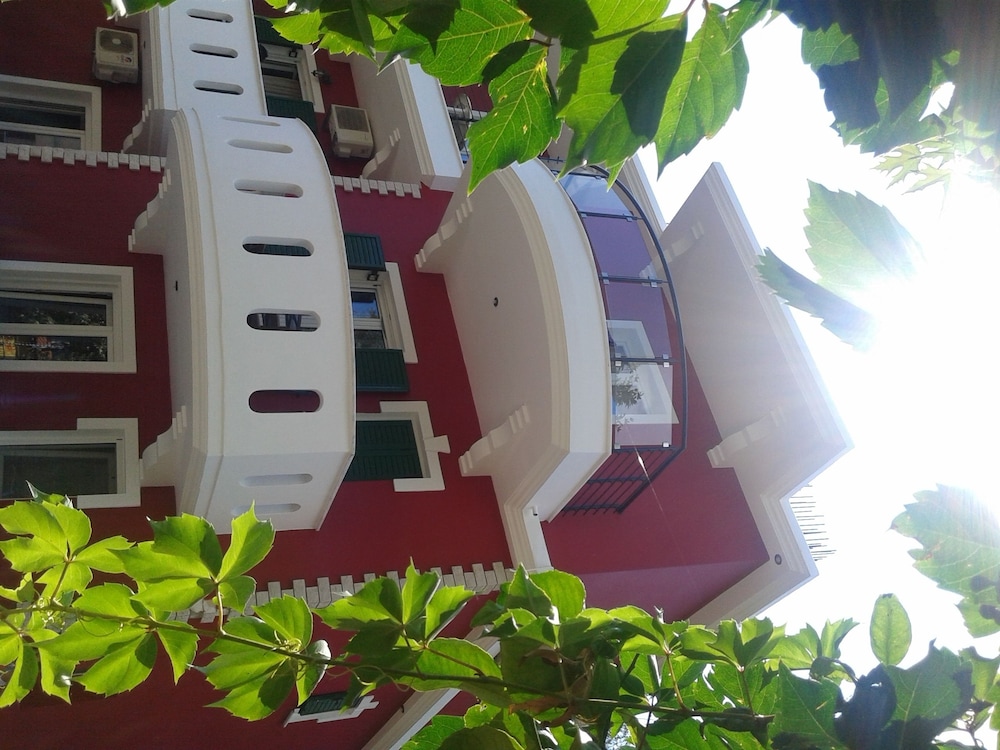 Oasis Apartments 5/50
