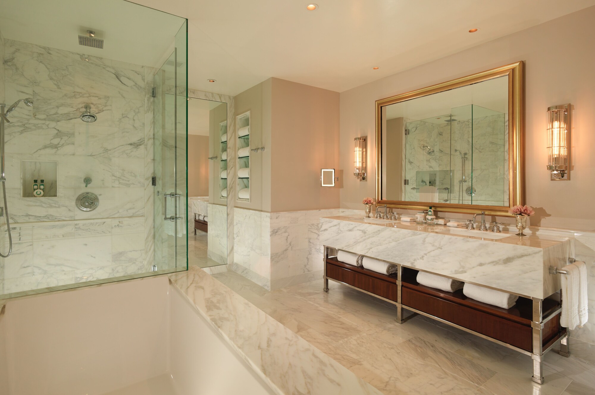 بنغل بسرير كينج، The Beverly Hills Hotel 3/3