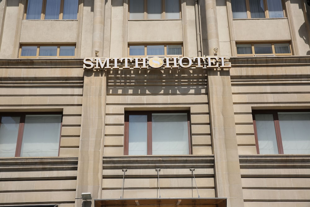 Smith's Boutique 2/59