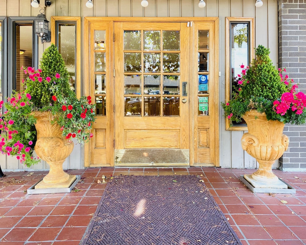 Coachman Inn Suites 3/64