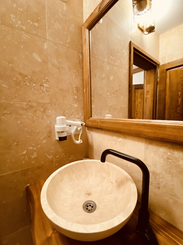 Pashahan Hotel 41/43