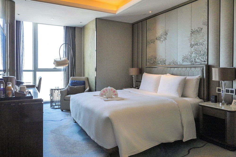DELUXE, QUEEN BED, CITY VIEW