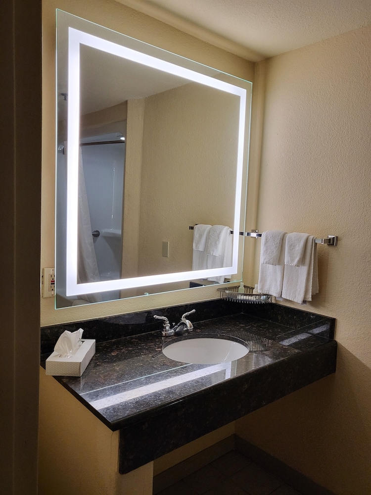 Quality Inn Tulsa-Downtown West 26/27