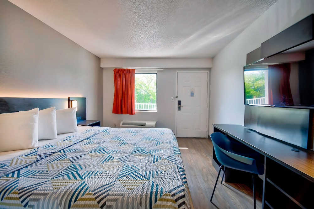 Motel6 Warren, MI - Detroit East 36/54