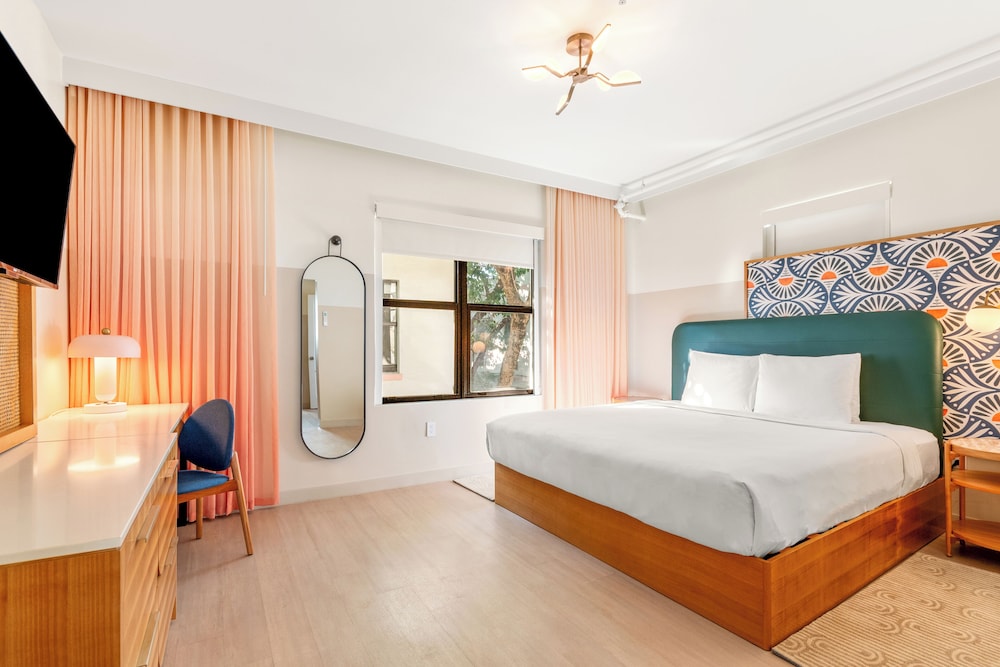 PREMIER, KING BED