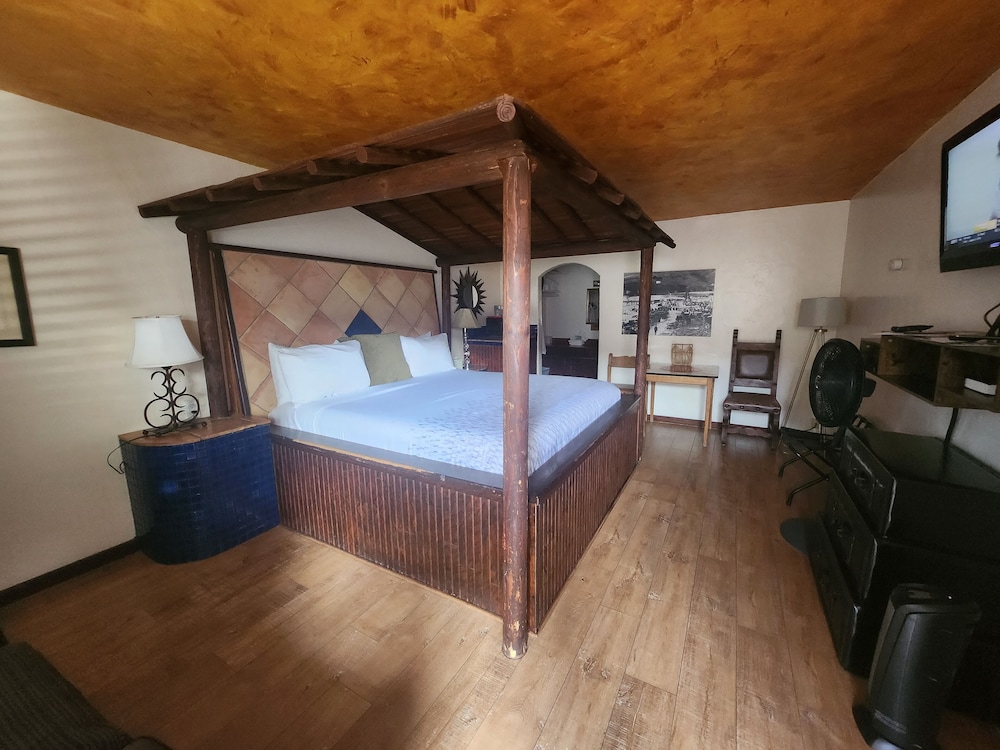 Courtyard, Standard, Queen Bed